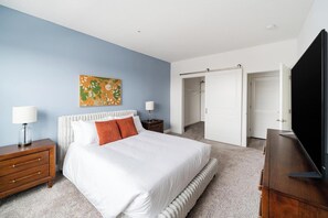 1 bedroom, desk, iron/ironing board, WiFi - Landing | Beautiful 1BD, Gym (Columbus)