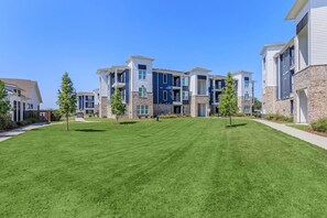 Exterior - Landing | Stunning 2BD, Gym, Clubhouse (Harvey)