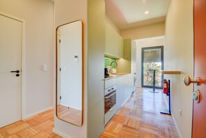 Fridge, microwave, oven, stovetop - 207 Bella Vista Porto Apartment (Porto)
