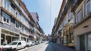 A street lined with multi-story buildings, some with balconies and storefronts. - VIVA Santa Catarina  Serviced Apartments -2 (Porto)