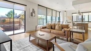 Smart TV - Landing | Amazing 2BD, Tennis Court, Gym (Houston)