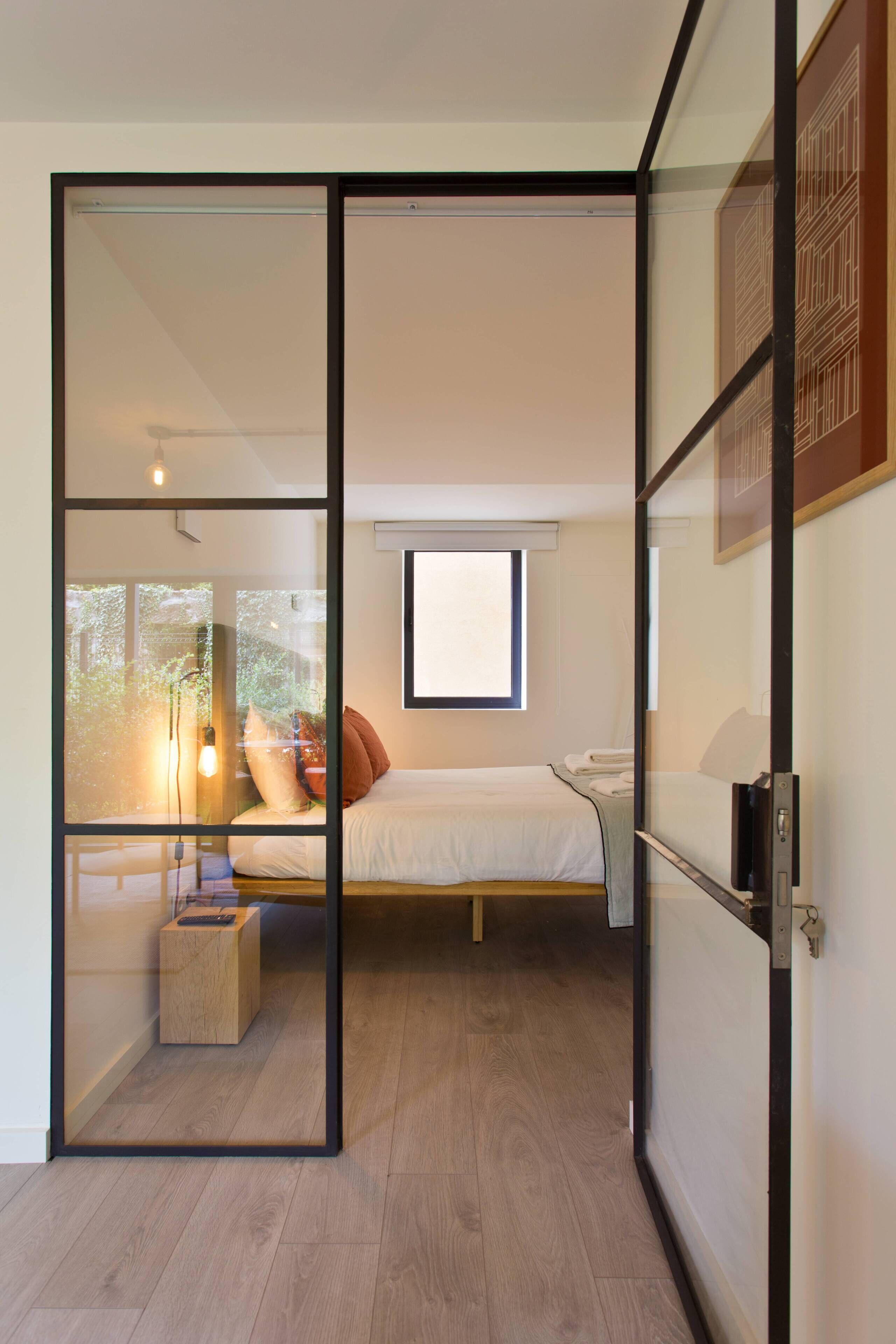 1 slaapkamer, een strijkplank/strijkijzer, internet, beddengoed