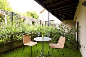 Outdoor dining - VIVA Travessa dos Campos Serviced Apartments C (Porto)