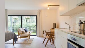 Una cocina moderna con comedor, ventanas amplias y vista a zonas verdes.