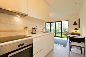 Fridge, microwave, oven, stovetop - VIVA Travessa dos Campos Serviced Apartments D (Porto)
