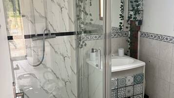 Douche, sèche-cheveux