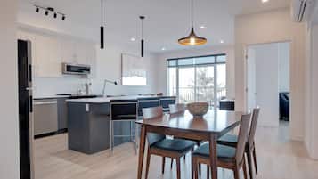 Deluxe Apartment, 2 Bedrooms, Pets Allowed, River View | Dining