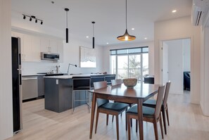 Appartement Deluxe, 2 chambres, animaux de compagnie acceptés, vue sur le fleuve | Restauration