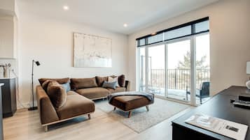Deluxe Apartment, 2 Bedrooms, Pets Allowed, River View | Living area