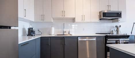 Deluxe Apartment, 2 Bedrooms, Pets Allowed, River View | Private kitchen | Full-size fridge, microwave, oven, stovetop