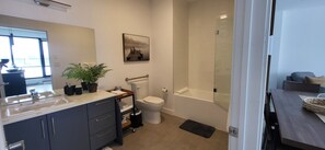 Studio Deluxe, 1 grand lit et 1 canapé-lit, vue sur la ville | Salle de bain | Articles de toilette (gratuits), séchoir à cheveux, serviettes fournies