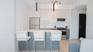 Deluxe Apartment, 1 King Bed with Sofa bed, Pets allowed, River View | Interior