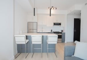 Deluxe Apartment, 1 King Bed with Sofa bed, Pets allowed, River View | Interior