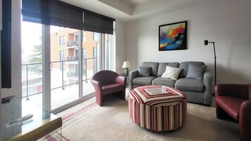 Comfort Apartment, 1 Bedroom, Pets Allowed, River View | Living area