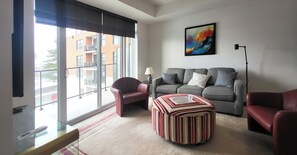 Comfort Apartment, 1 Bedroom, Pets Allowed, River View | Living area