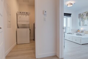 Cortinas blackout y sistema de insonorización 