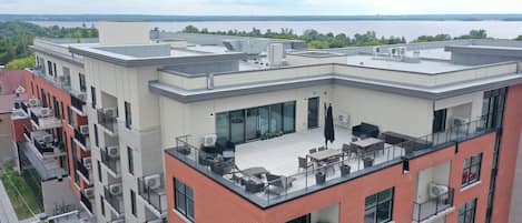Deluxe Studio, 1 Queen Bed with Sofa bed, City View | Outdoor dining