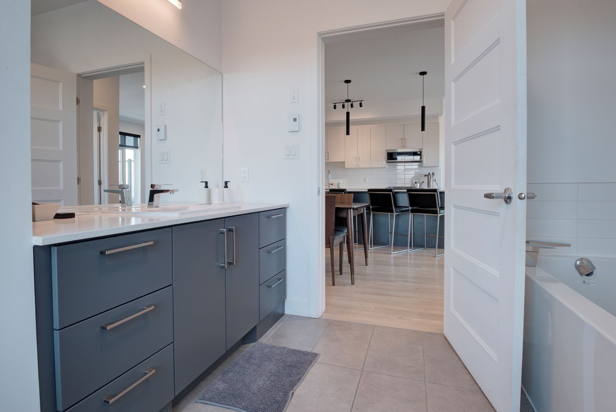 Apartamento luxo, 2 quartos, aceita animais de estimação, vista para o rio | Cozinha privada | Geladeira grande, micro-ondas, fogão, cooktop