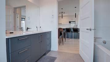 Apartamento luxo, 2 quartos, aceita animais de estimação, vista para o rio | Cozinha privada | Geladeira grande, micro-ondas, fogão, cooktop