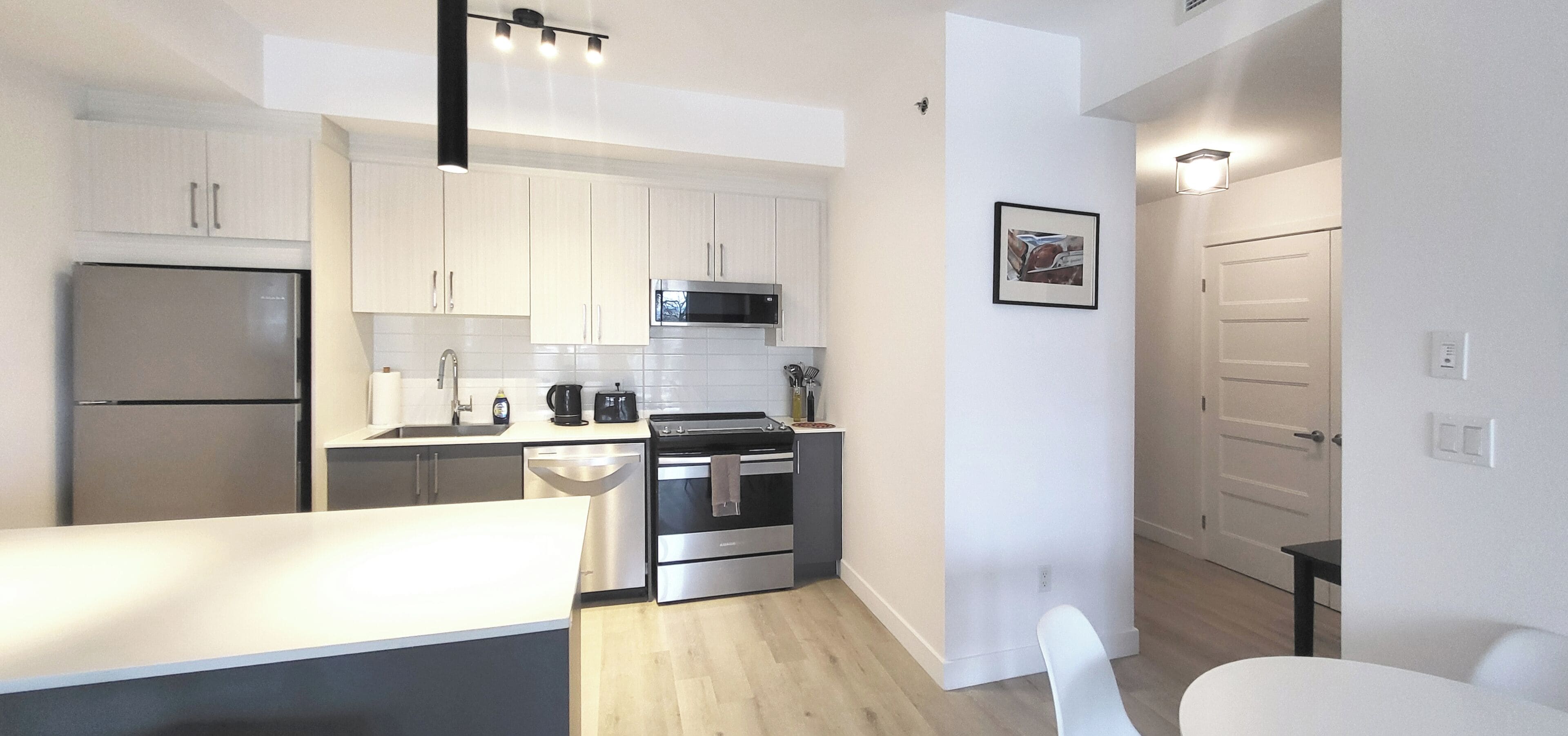 Appartement Confort, 1 chambre, animaux de compagnie acceptés, vue sur le fleuve | Cuisine privée | Réfrigérateur grande capacité avec congélateur, four à micro-ondes