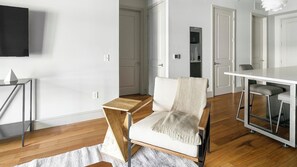 Smart TV - Landing | Stylish 1BD, Gym, Pool (Houston)