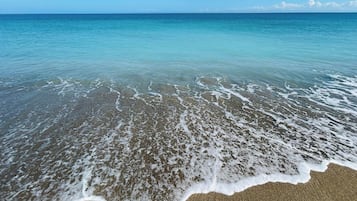 Chaises longues, serviettes de plage