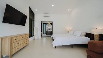 4 bedrooms, iron/ironing board, WiFi, bed sheets