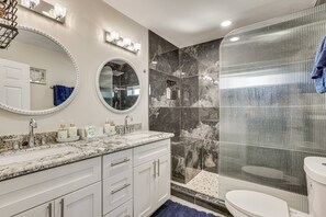 Shower, hair dryer, towels, soap - Cozy Westgate Gem Near Stadiums, Golf & More! (Peoria)