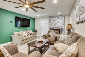 Living area - Cozy Westgate Gem Near Stadiums, Golf & More! (Peoria)