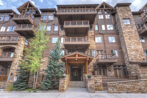 Exterior - Luxury 2 Bedroom/3 Bath Ski-in/Ski-out condo w/ Forest and River Views (Keystone)