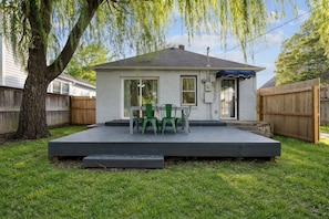Outdoor dining - Adorable 2-bedroom cottage in midtown Tulsa with a dreamy weeping willow. (Tulsa)