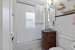 Bathroom - Adorable 2-bedroom cottage in midtown Tulsa with a dreamy weeping willow. (Tulsa)