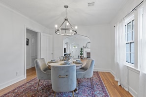 Dining - Adorable 2-bedroom cottage in midtown Tulsa with a dreamy weeping willow. (Tulsa)