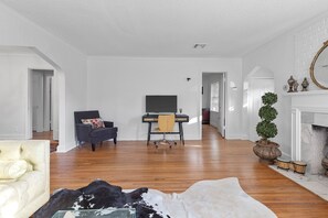 Interior - Adorable 2-bedroom cottage in midtown Tulsa with a dreamy weeping willow. (Tulsa)