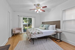 Room - Adorable 2-bedroom cottage in midtown Tulsa with a dreamy weeping willow. (Tulsa)