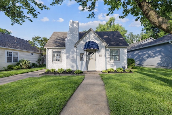 Exterior - Adorable 2-bedroom cottage in midtown Tulsa with a dreamy weeping willow. (Tulsa)