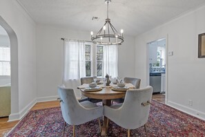 Dining - Adorable 2-bedroom cottage in midtown Tulsa with a dreamy weeping willow. (Tulsa)