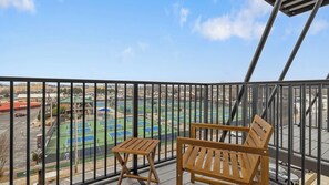 Property grounds - Landing | Incredible 1BD, Pool, Gym (Rome)