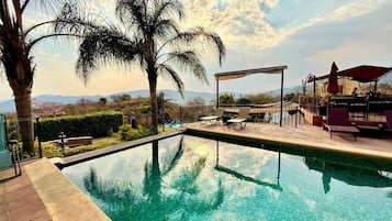 2 outdoor pools