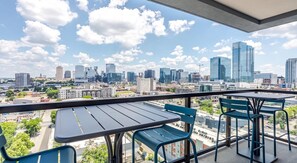Outdoor dining - Landing | Beautiful 1BD, Yoga Studio, Gym (Nashville)