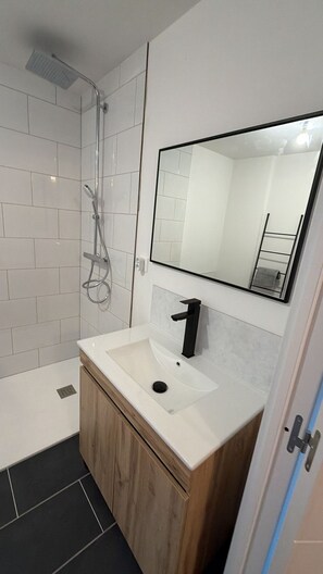 Bathroom - Vrbo Property (Villersexel)
