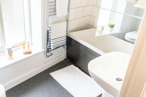 Shower, hair dryer, towels, soap - Cosy Cottage in the heart of Pickering North Yorkshire (Pickering)