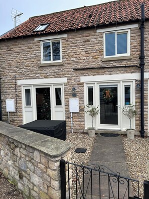 Property grounds - Cosy Cottage in the heart of Pickering North Yorkshire (Pickering)