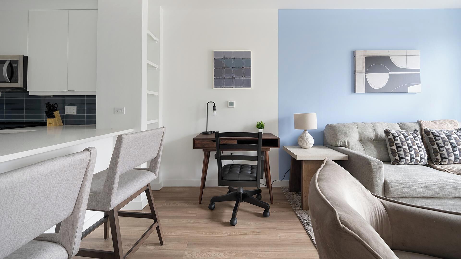 Un espacio moderno para vivir con cocina, comedor y zona de estar.