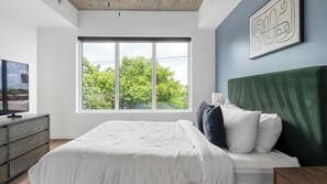 1 bedroom, desk, iron/ironing board, WiFi - Landing | Stunning 1BD, Gym, Yoga Studio (Nashville)