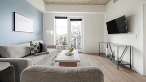 Smart TV - Landing | Amazing 1BD, Pool, Gym (Nashville)