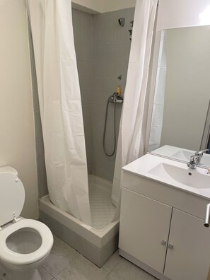 Towels, soap, toilet paper - A cosy studio in a lively central district (Marseille)