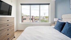 1 bedroom, desk, iron/ironing board, WiFi - Landing | Stunning 1BD, Pool, Yoga Studio (Nashville)