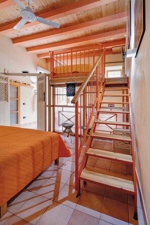 1 bedroom, WiFi, bed sheets - Colorful joyful and whimsical house with glimpses of the sea and folkloric scents (Palermo)