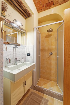 Shower, hair dryer, bidet, towels - Colorful joyful and whimsical house with glimpses of the sea and folkloric scents (Palermo)